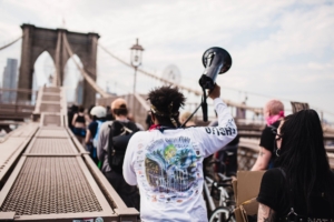 people protesting at brooklyn bridge